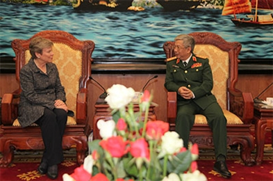 ການນຳກະຊວງປ້ອງກັນປະເທດຕ້ອນຮັບລັດຖະມົນຕີຊ່ວຍວ່າການກະຊວງການຕ່າງປະເທດອາເມລິກາ